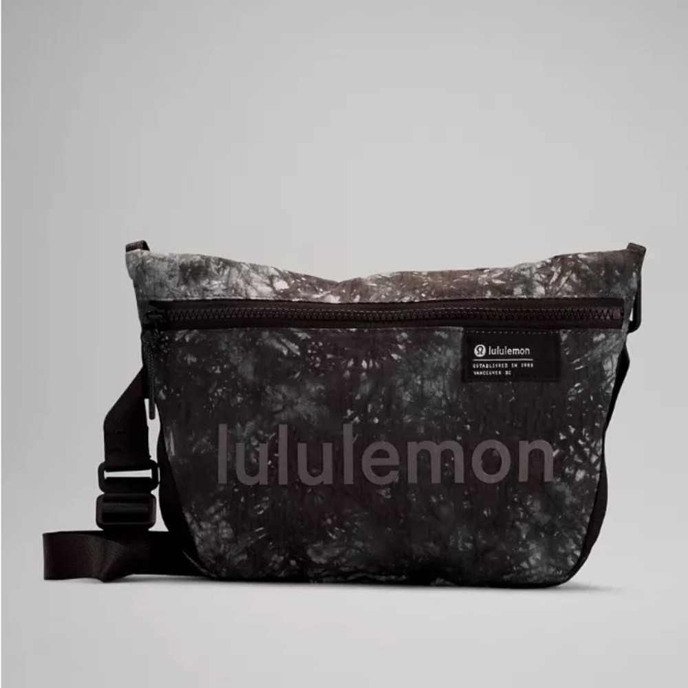 NWOT Lululemon clean lines Crossbody Bag
